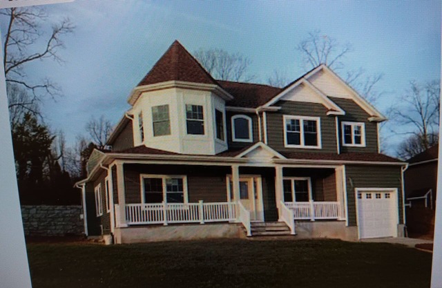 Walking distance Golf Course 4-bedroom house with Living Dining and Family Room