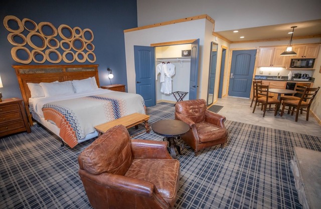 Warm Alpine Room Near Mammoth Mountain, Ideal for Relaxing After Ski Adventures