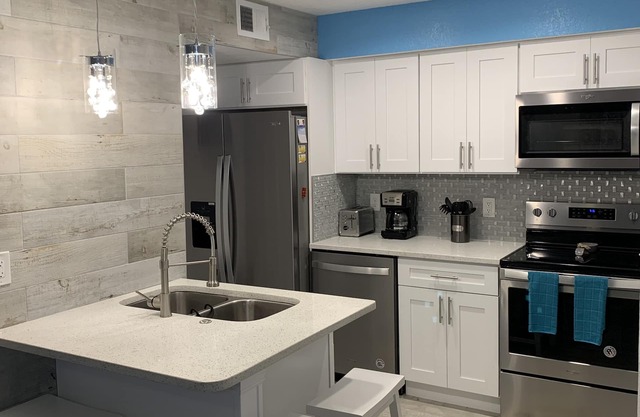 Condominio 1/1 recientemente remodelado - ¡Absolutamente hermoso! ¡Todo nuevo!
