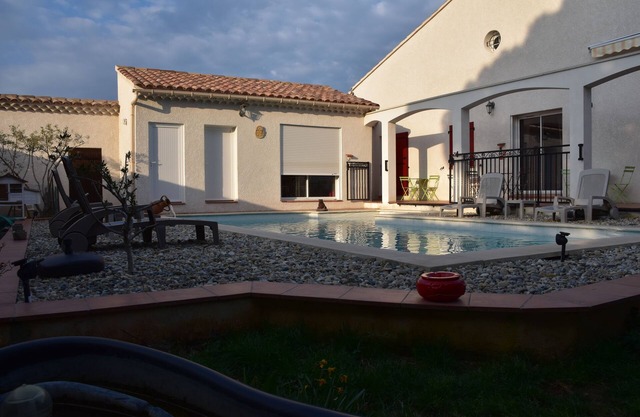 CÁLIDA VILLA CON PISCINA