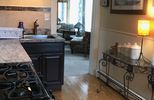 Fabuloso apartamento privado en el segundo piso en Warwick Village, excelente espacio.