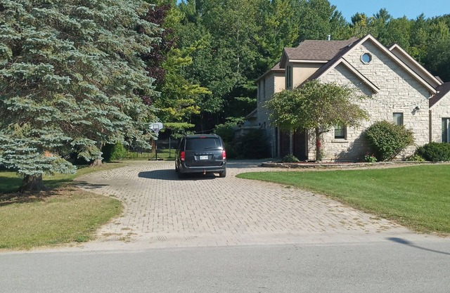 Wasaga Beach Retreat. 5 Queen, 2 singles. 6 min to Beach 6; 20 min to Blue Mtn.