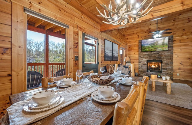 Private Hot Tub, Game Room,Community Pool,Big Yard & more!