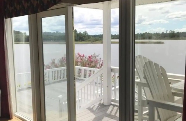 Water lovers paradise with exquisite views!!