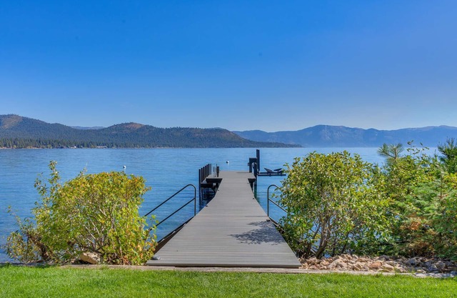 Water's Edge - Lakefront: 8 BR / 5 BA ocho habitaciones en Carnelian Bay, capacidad para 16