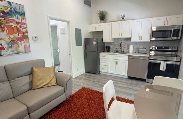 Waterfront 1 bedroom unit with free parking