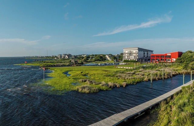 Lujosas suites de tres habitaciones con vista al agua, ubicadas junto con REAL Watersports