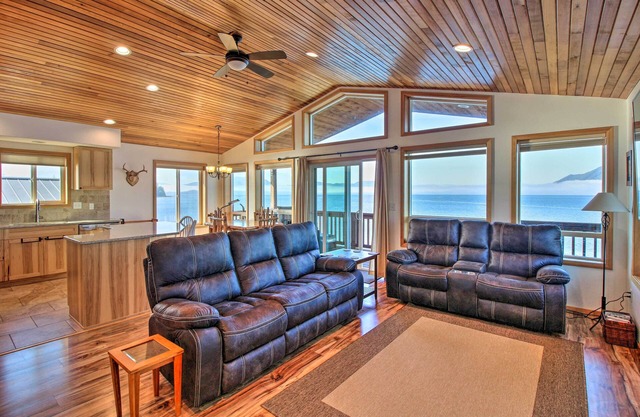 Waterfront Apt w/ Mtn View, Walk Into Town!