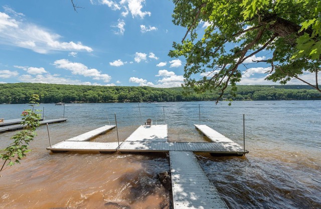 Waterfront Chateau - Lakefront Home w / Fire Pit y jacuzzi