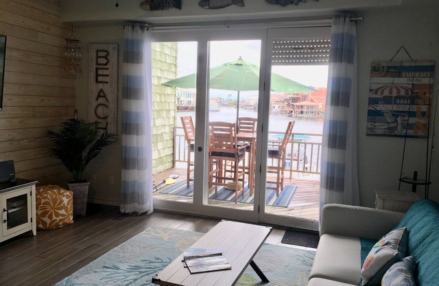 Condominio frente al mar con muelle de pesca y embarcación asignada