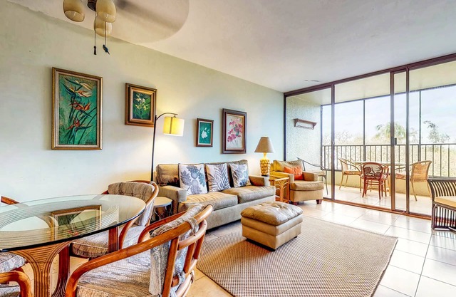 Condominio frente al mar con piscina compartida y lanai privado, a pasos de tiendas y restaurantes.