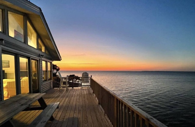 Waterfront Cottage! With Sunrise and Sunset!