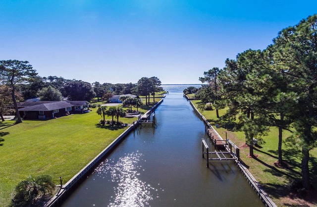 Waterfront Cottage w / Deep Water Dock-3BR / 2BA