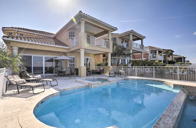 ¡NUEVO! Lavish Waterfront Home con piscina y muelle compartido!