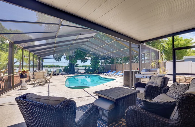 Waterfront Tampa House con piscina, muelle y acceso al lago