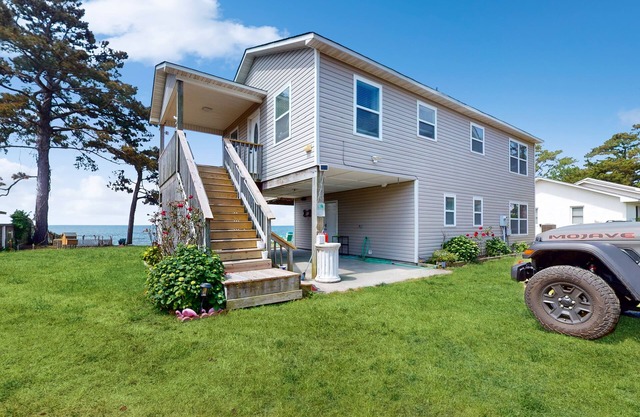 Waterfront getaway with sound views, washer/dryer, furnished deck, & AC