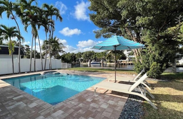 Waterfront Hiden Gem! 9 Minutes from Beach