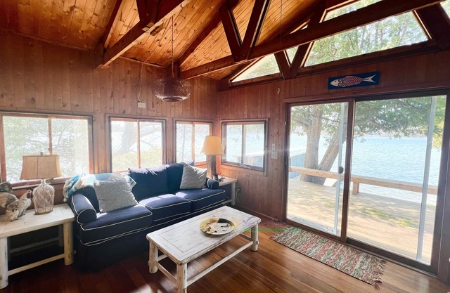 Shoreline Pines-Lake Leelanau-Casa principal y casa de huéspedes-Mascotas bien