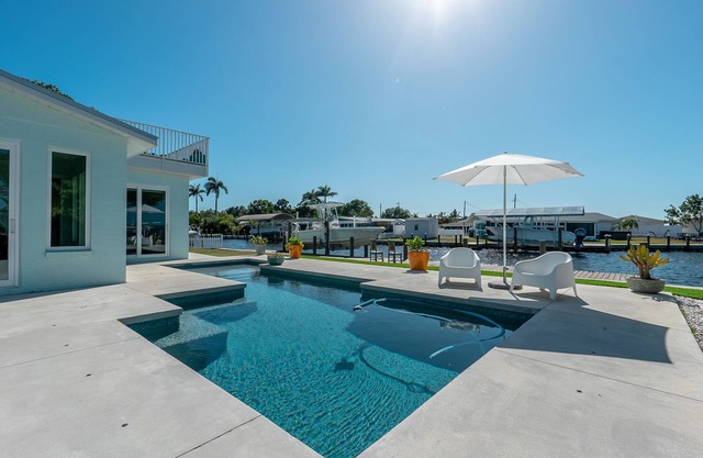 Waterfront Home! Sleeps 8 Heated Pool Spa Boat Dock Chef Kitchen Small dogs OK