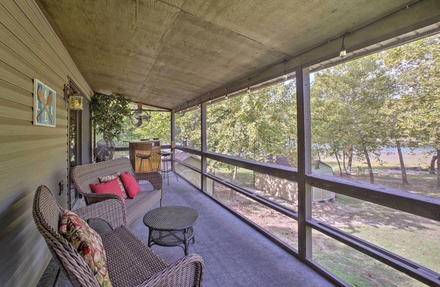 ¡NUEVO! Lakefront Table Rock Home - 2 porches, kayaks