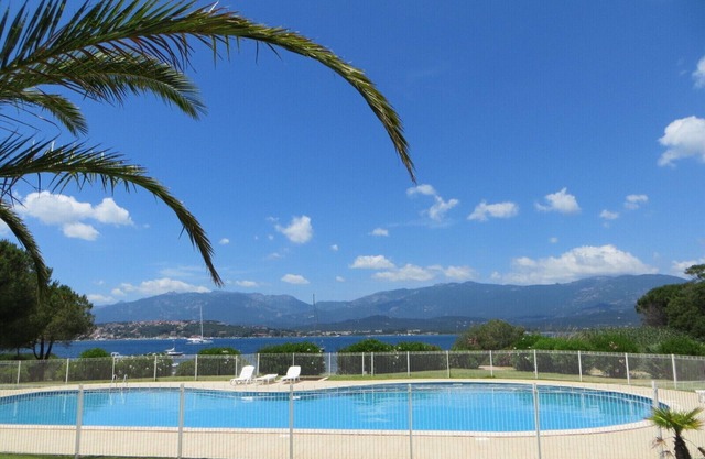los pies en el agua Casa en Porto-Vecchio con piscinas, pistas de tenis y playa