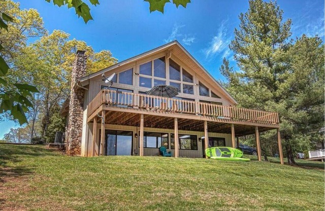 Waterfront home with deep water, skiing/tubing coves, firepit, pool table, SUP