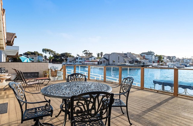 Casa frente al mar con gran terraza, vistas al puerto y cerca de los sitios