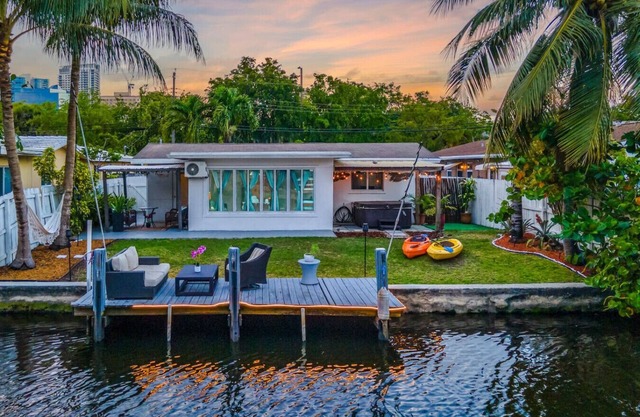 Waterfront Luxe Stay: 2 Homes in 1 Near Las Olas