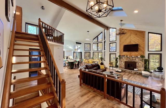 Waterfront Mansion W hot-tub & Pool by RedAwning