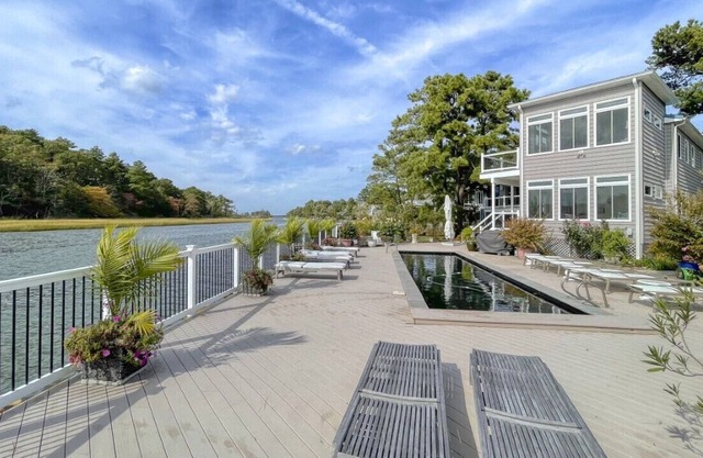 Waterfront Oasis in North Shores!