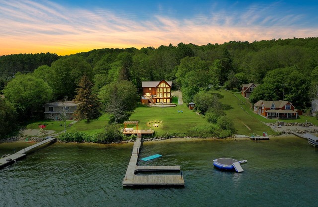 Luxury Waterfront Paradise with sauna and hot tub!