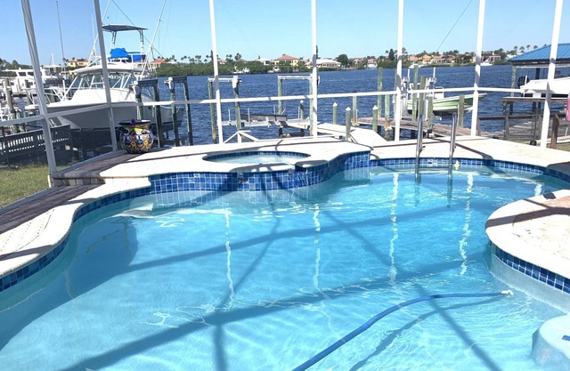 Waterfront Pool Home con muelle directamente en Bal Harbour