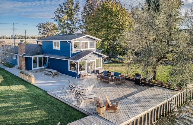 Gather & Relax! 9 Beds, 2 Kayaks & 2 SUPs, Shallow Swimming, Fire Table, Games!