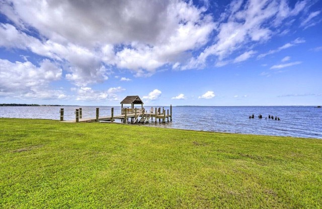 Currituck Charm | Private Pier, Game Room, Knotts Island Ferry