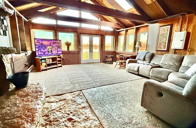 Waterfront Rock Shower Suite w/ Sunset View Room!