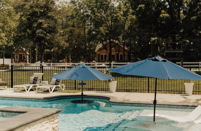 Waterfront studio w/ pool - shopping and beaches