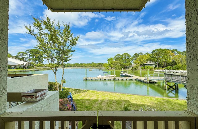 WATERFRONT VILLA W/ DOCK, NEAR SALTY DOG, BEACH & PICKLEBALL COURTS