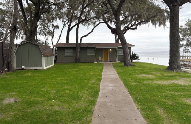 Waterfront vacation cottage on Choctawhatchee Bay with boat/PWC tie-up