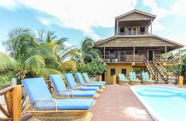 Villa frente al mar única con balcón privado y terraza de la piscina: ¡a pie de la playa!