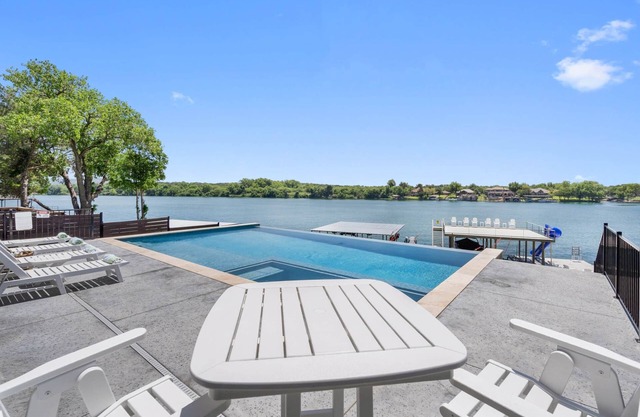 Waterhouse at LBJ Residence I, 6 King Bedrooms, Pool, Spa, Boat/PWC Lift, Slide