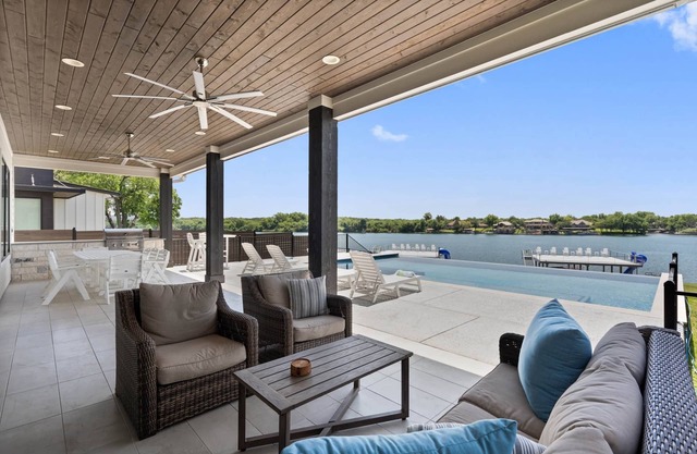 Waterhouse at LBJ Residence II, 6 King Bedrooms, Pool, Spa, Boat/PWC Lift, Slide