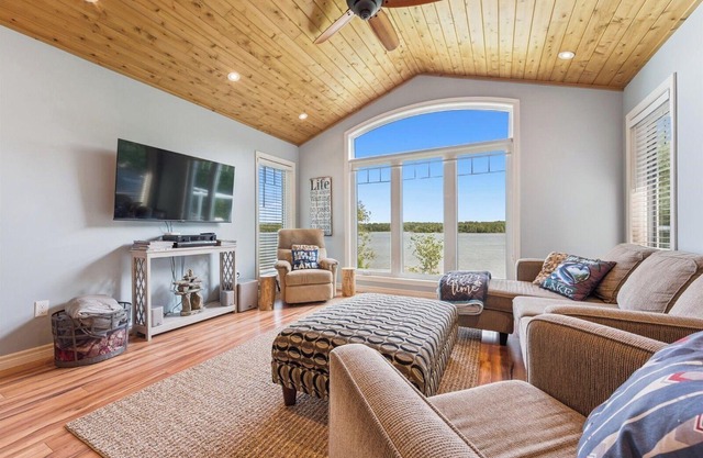 Watersedge: 4BR Miller Lake cottage with dock, firepit, decks, spacious interiors, rec room & foosball.