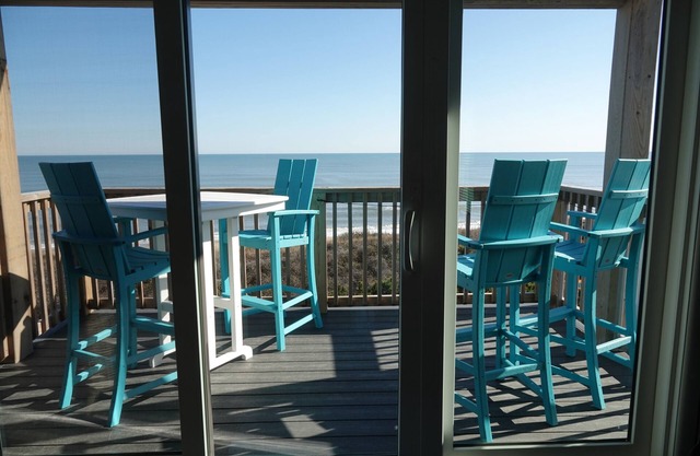Frente al mar! ¡Saluda al surf desde tu terraza privada!