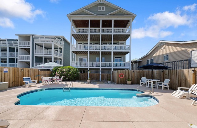 Waves & Sun -- OCEANFRONT, Heated Pool, Elevators, Entire Duplex, Sleeps 25-28