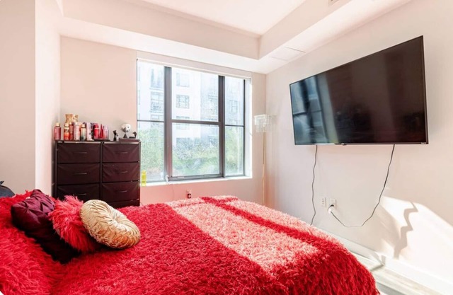 Weekend Luxury 2BR w/ Rooftop Pool, Jacuzzi, Game Lounge, Gym + Coffee Bar
