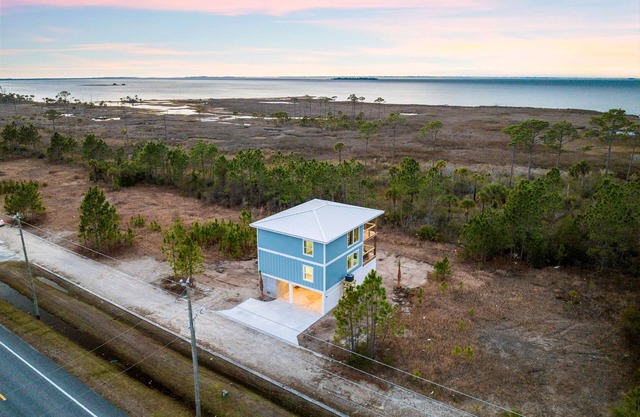 ~Weekly Specials ~Bayfront retreat with stunning sunsets near Cape San Blas