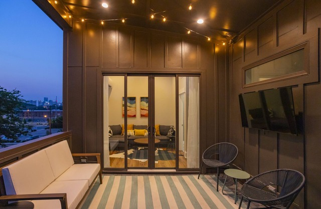 WeHo 3 Story Townhome 4 of 4 w/ Rooftop Deck WALKABLE! 8 mins drive to BRDWY!