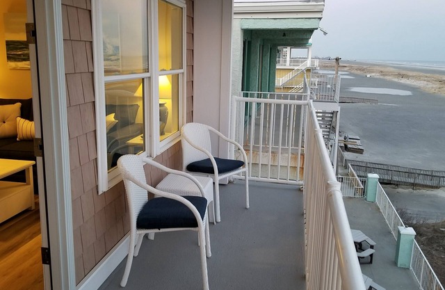 Bienvenido a "Ocean Sunrise". Renovado directo frente al mar privado unidad final.