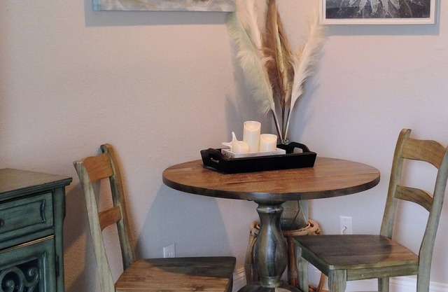 Welcome to the "Emerald Pearl", charming condo located steps away from the beach