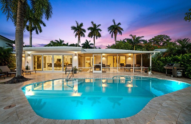 ¡Bienvenido a Martell House, una joya contemporánea recién incluida en Rivers Bend!